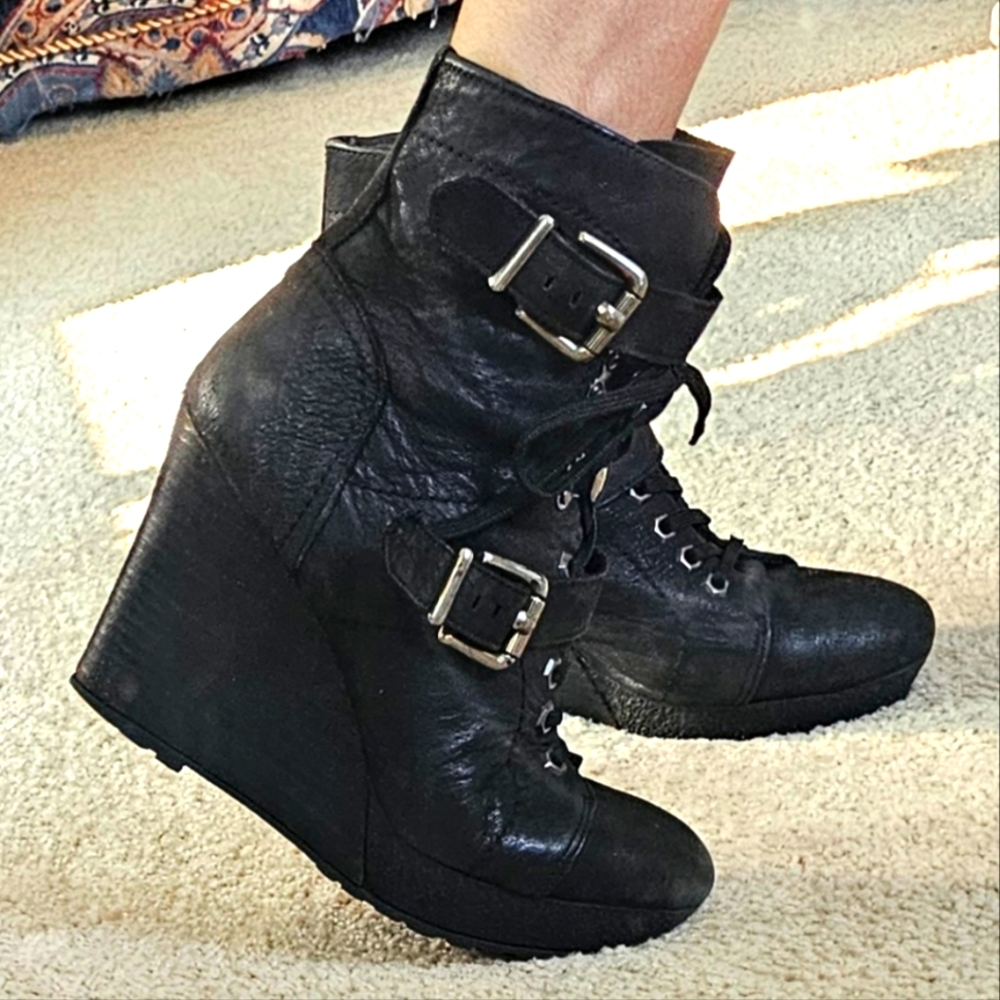 Bee Fly soft leather combat boots - sz. 9